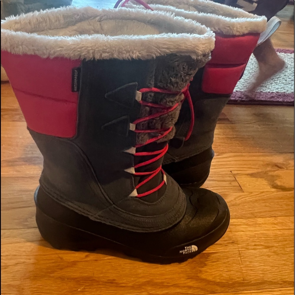 Size 6 womens Northface boots